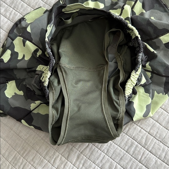Lululemon hotty hot neon army green, gray camo, running lined shorts women’s 4 - Picture 6 of 13